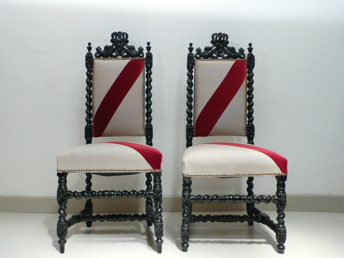 Four very decorative Italian 1880's high quality carved chairs with linen and velvet fabrick.