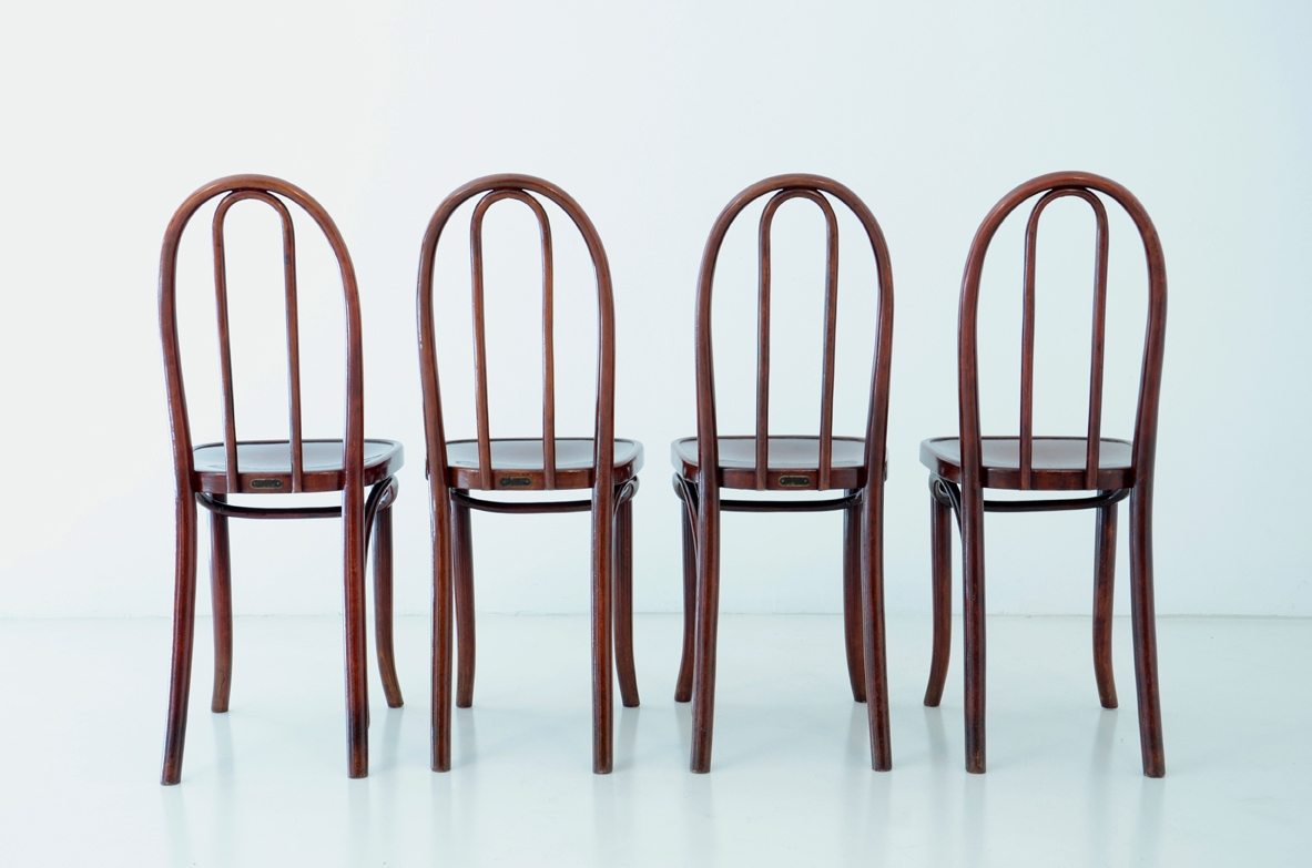 Koloman Moser, quattro rare sedie in faggio curvato tinto mogano, produzione Thonet, Austria, 1900ca.