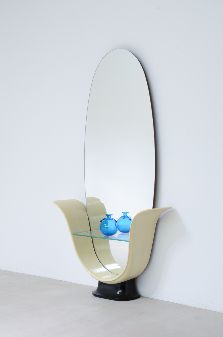 Guglielmo Ulrich. Elegante specchiera con base in legno laccato, grande specchio ovale e piano in vetro. Manifattura Italiana 1940ca.