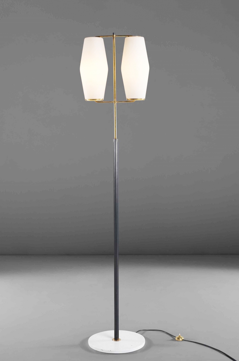 Stilnovo, lampada da terra con struttura in ottone e metallo laccato. Base in marmo e diffusori in vetro opalino. Italia, 1950 ca.