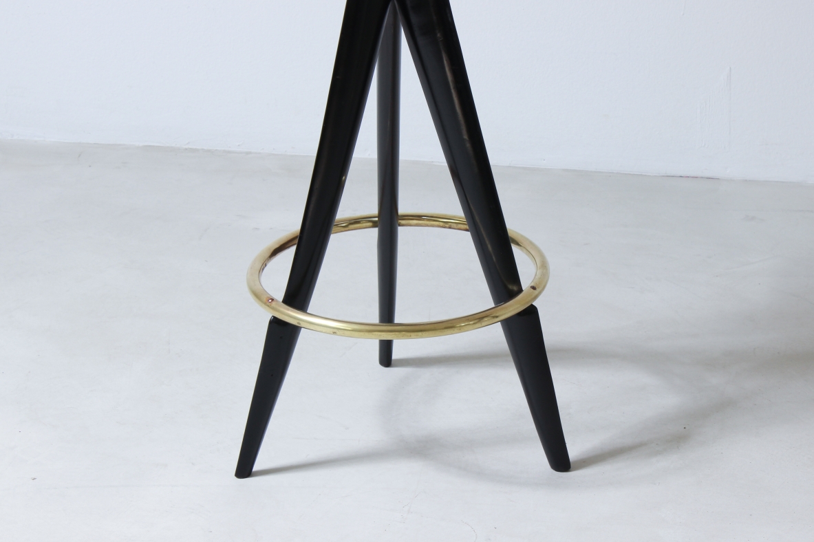 Gianni Vigorelli. Pair of stools in stained wood and brass. Italian manufacture, 1950's.