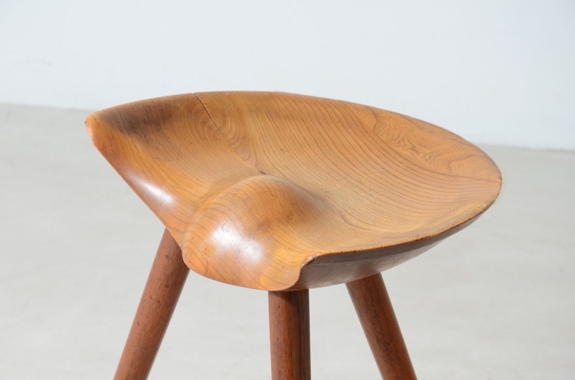 Extraordinary sculpted wooden stool in cherry Italian 1940s manufacture.