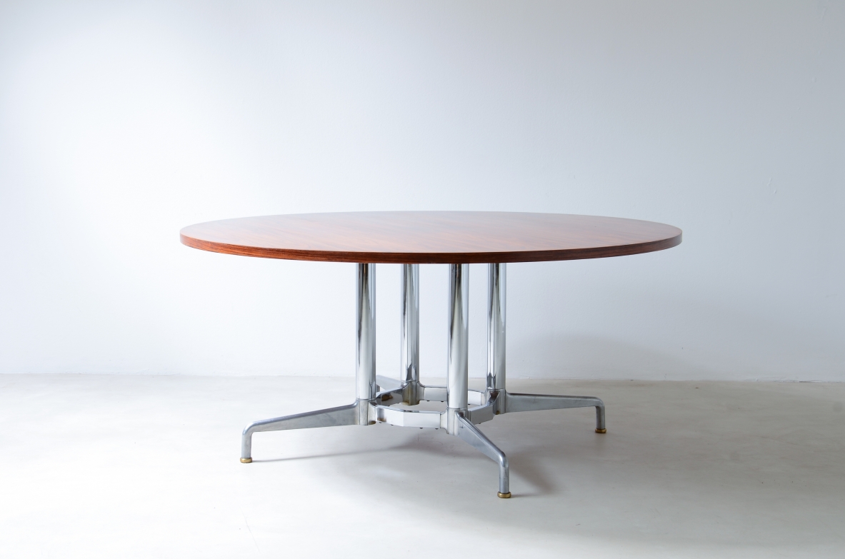 Italian 1960's round table, with a nice chromium plated base and wooden top.