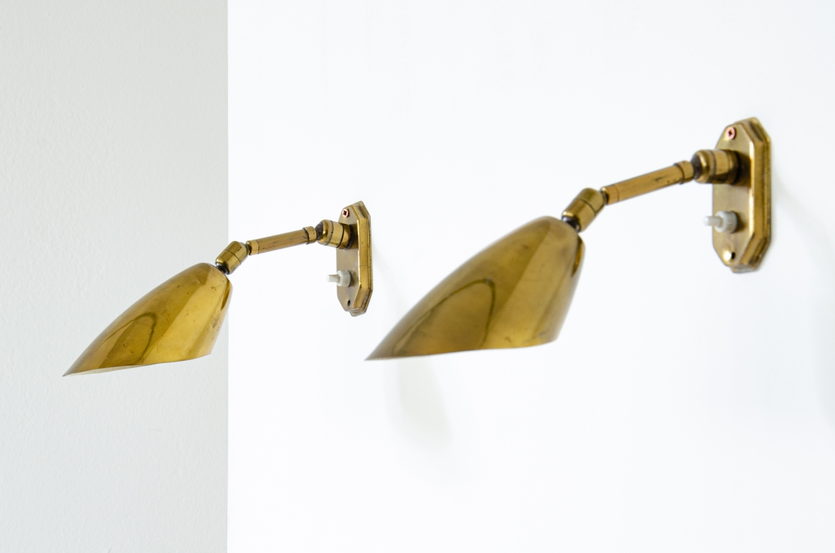 Two reading lamps in burnished brass with adjustable arm. Manufactured by Arredoluce, 1950s.