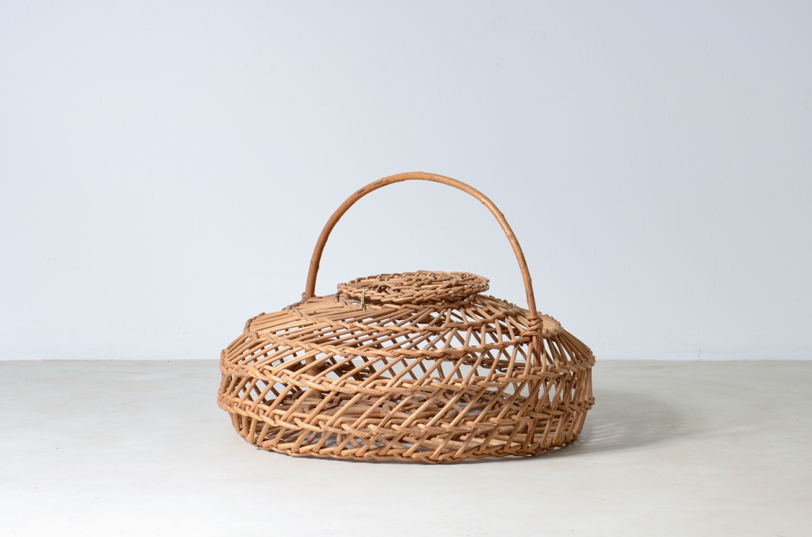Large basket with lid and handle in woven linden wood.  Italian manufacture, 1900.