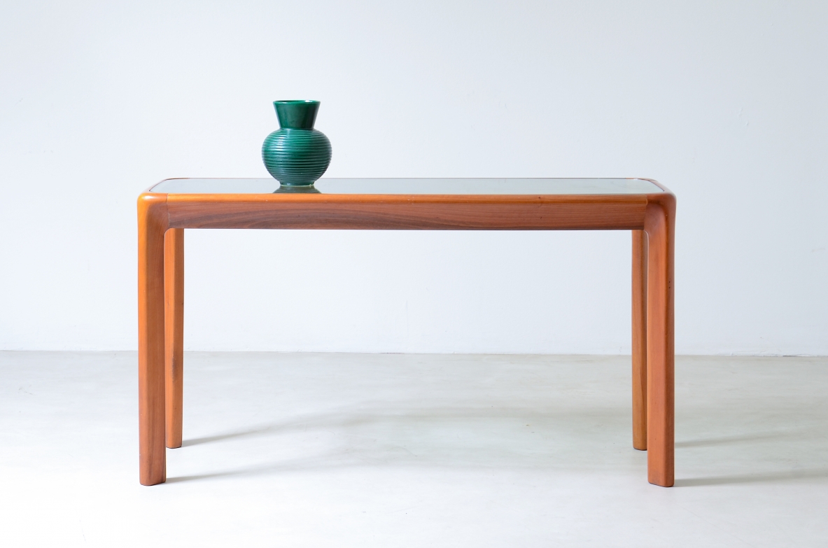 Angelo Mangiarotti (1921-2012)  Tavolo console con struttura in legno e piano in cristallo molato di forte spessore.  Manifattura Sorgente del Mobile, Italia, 1975