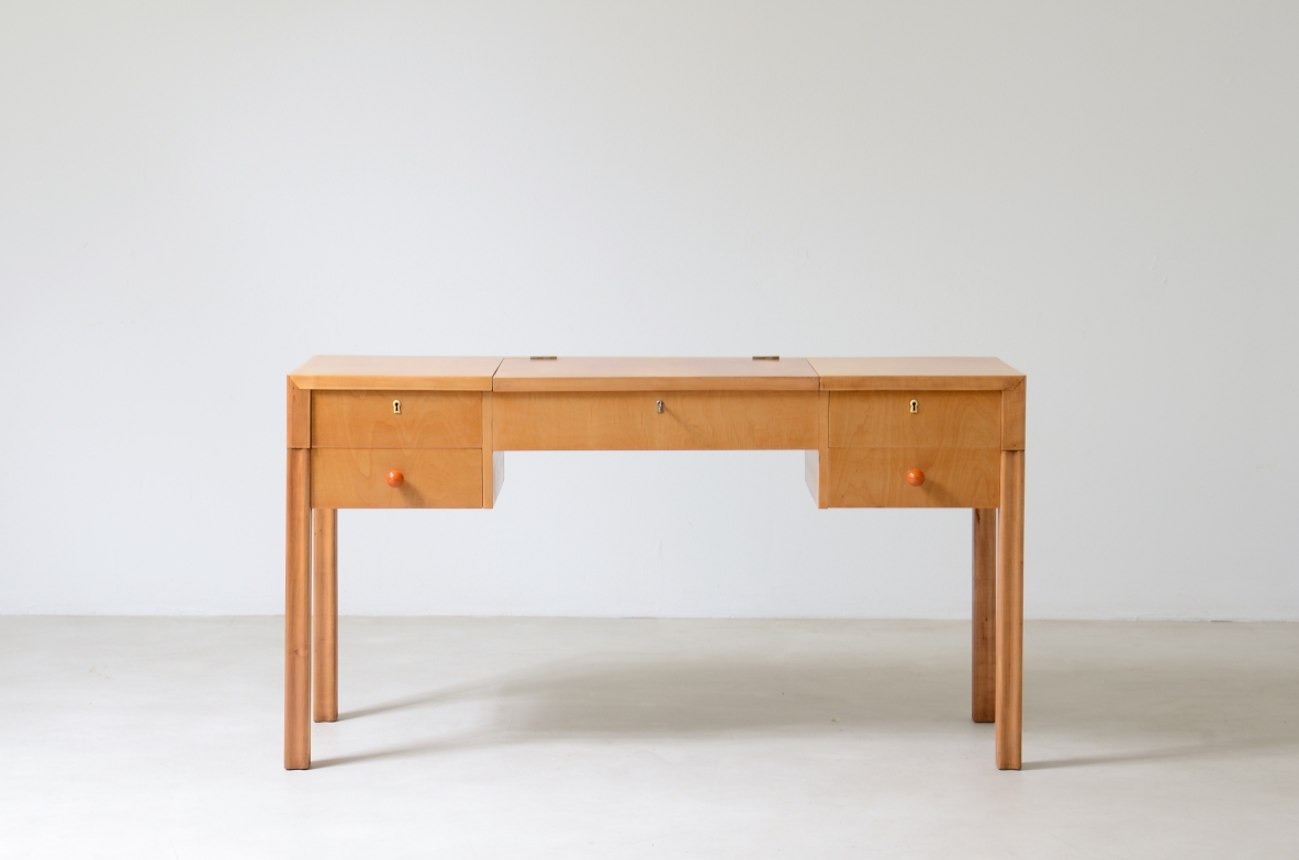 Petinoise console table in blond maple with central compartment and two drawers on the sides. Grooved legs and galalith knobs.