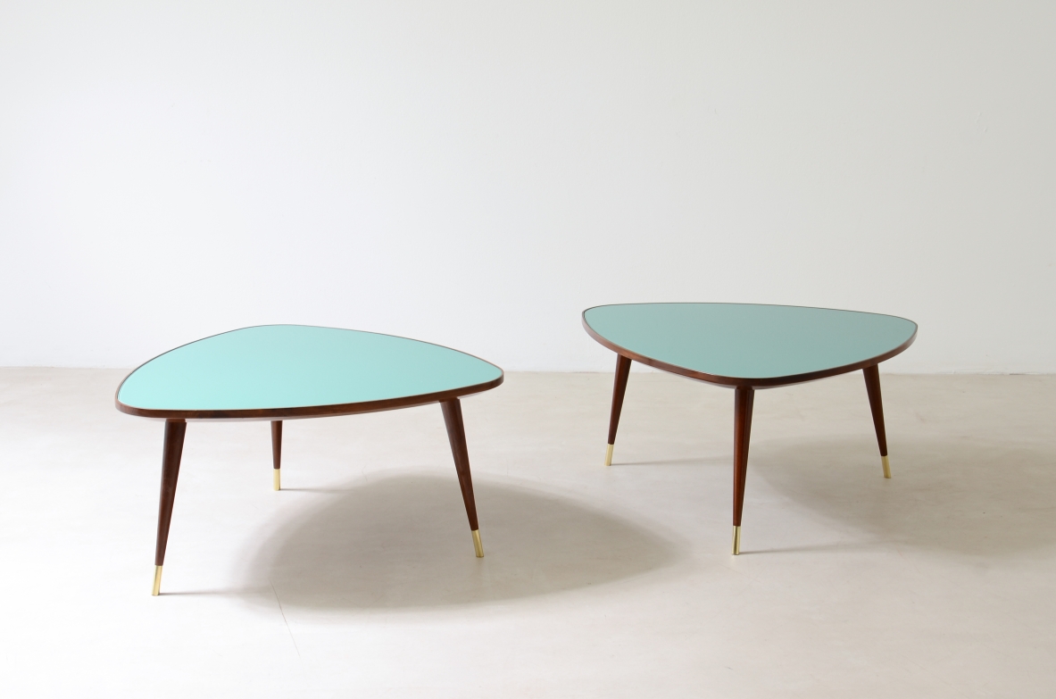 Osvaldo Borsani  Coppia di tavolini con piano in vetro molato e gambe tronco coniche con puntale in ottone.