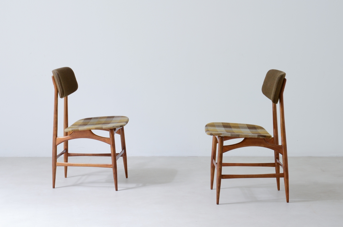 vDue sedie con struttura in legno e seduta e schienale in tessuto imbottito.  Manifattura italiana anni 50.