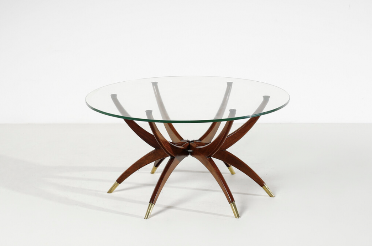 Elegante tavolo basso a 6 gambe in legno curvato con puntali in ottone e piano in cristallo molato  anni '50