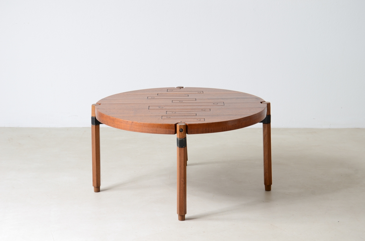 Roberto Aloi Tavolino in legno con disegno geometrico ontagliato a mano e struttura in ferro.