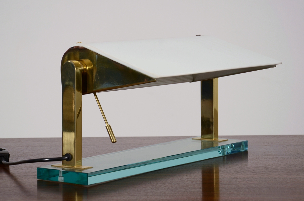 Lampada da tavolo con struttura in ottone, Prod. Fontana Arte 1940ca. Lampada da tavolo con struttura in ottone, Prod. Fontana Arte 1940ca.