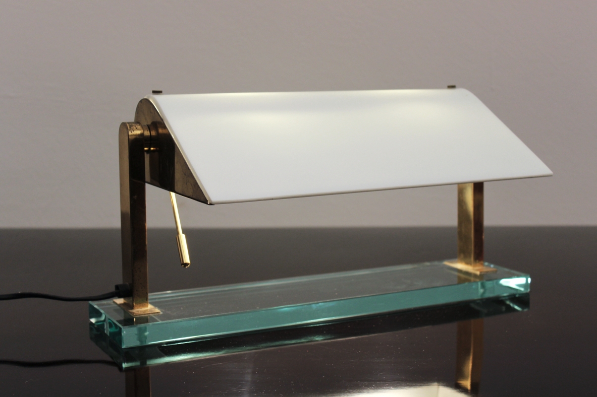 Lampada da tavolo con struttura in ottone, Prod. Fontana Arte 1940ca. Lampada da tavolo con struttura in ottone, Prod. Fontana Arte 1940ca.