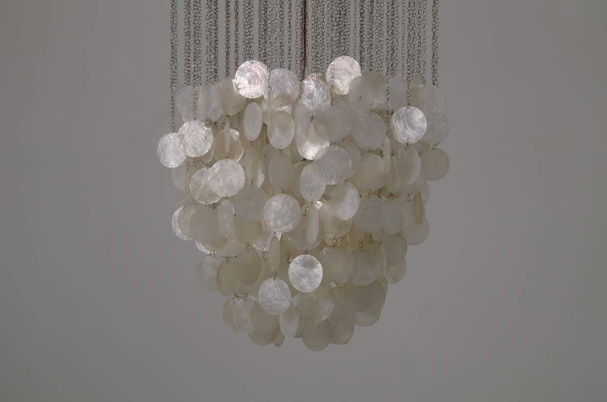 Verner Panton, lampadario con elementi in madreperla , Danimarca 1964. Verner Panton, lampadario con elementi in madreperla , Danimarca 1964.