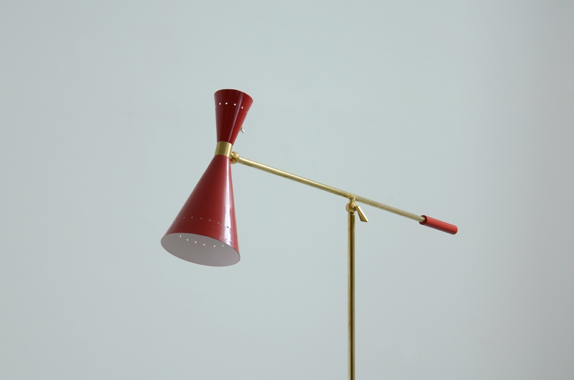 Lampada da terra a bilanciere in ottone e metallo laccato. Italia 1950ca. Lampada da terra a bilanciere in ottone e metallo laccato. Italia 1950ca.
