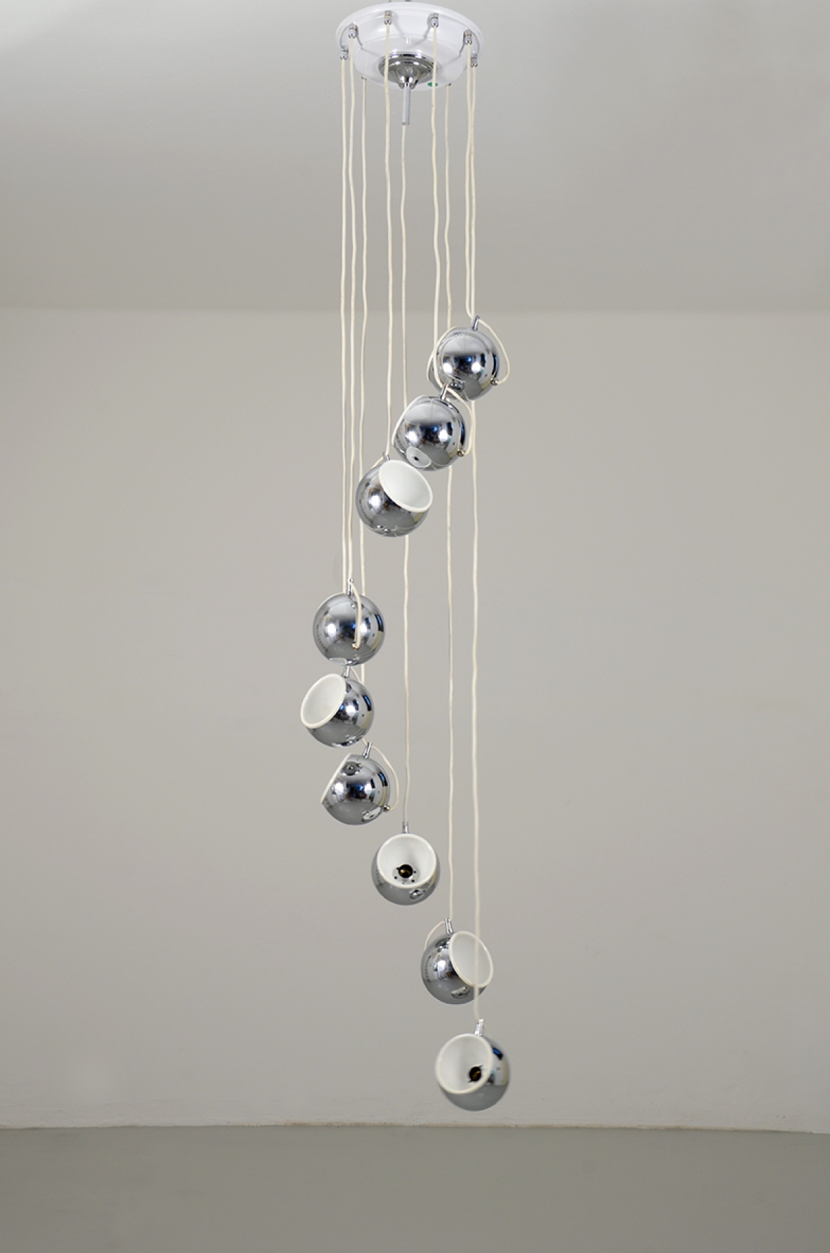 Lampadario a grappolo con sfere in metallo cromato. Prod. Guzzini, 1960ca. Lampadario a grappolo con sfere in metallo cromato. Prod. Guzzini, 1960ca.