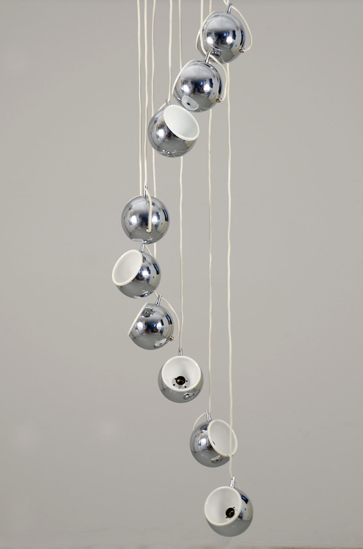Lampadario a grappolo con sfere in metallo cromato. Prod. Guzzini, 1960ca. Lampadario a grappolo con sfere in metallo cromato. Prod. Guzzini, 1960ca.