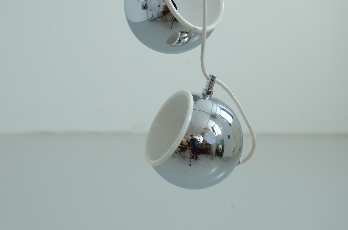 Lampadario a grappolo con sfere in metallo cromato. Prod. Guzzini, 1960ca. Lampadario a grappolo con sfere in metallo cromato. Prod. Guzzini, 1960ca.