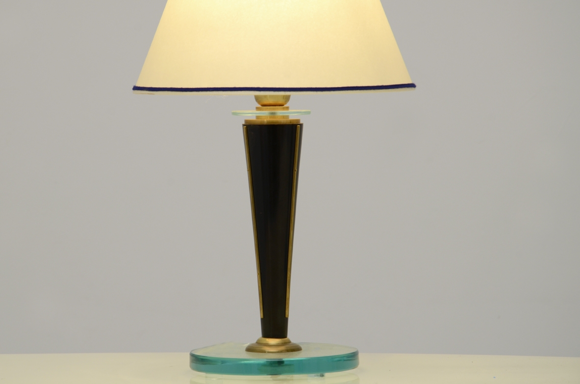 Coppia di lampade da tavolo con dettagli in ottone e cristallo, Francia 1940ca. Coppia di lampade da tavolo con dettagli in ottone e cristallo, Francia 1940ca.