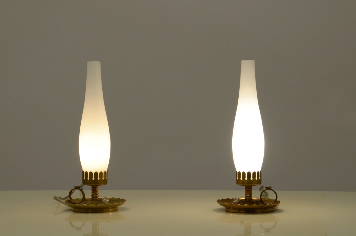 Coppia di lampade a lanterna, ottone e vetri opaline, Italia, 1940ca. Coppia di lampade a lanterna, ottone e vetri opaline, Italia, 1940ca.