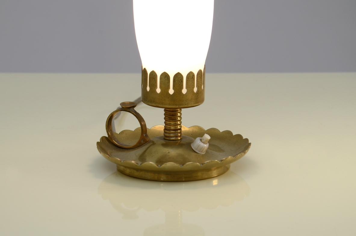 Coppia di lampade a lanterna, ottone e vetri opaline, Italia, 1940ca. Coppia di lampade a lanterna, ottone e vetri opaline, Italia, 1940ca.