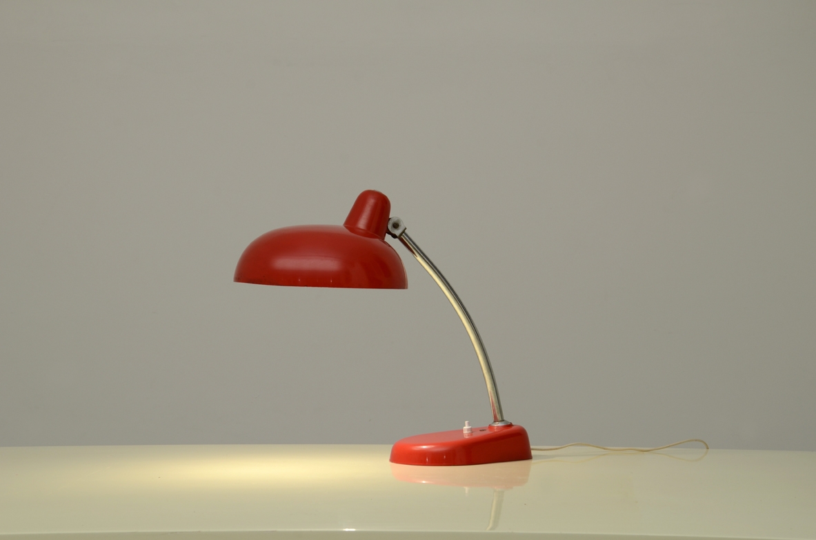 Lampada da tavolo, disegnata per gli uffici Rai nei primi anni 60'. Lampada da tavolo, disegnata per gli uffici Rai nei primi anni 60'.