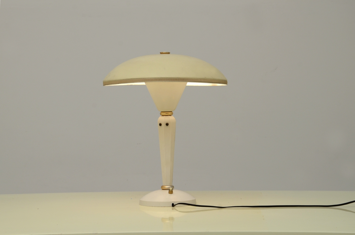 Lampada da tavolo Art Deco in bachelite bianca,  Francia, 1940 ca. Lampada da tavolo Art Deco in bachelite bianca,  Francia, 1940 ca.