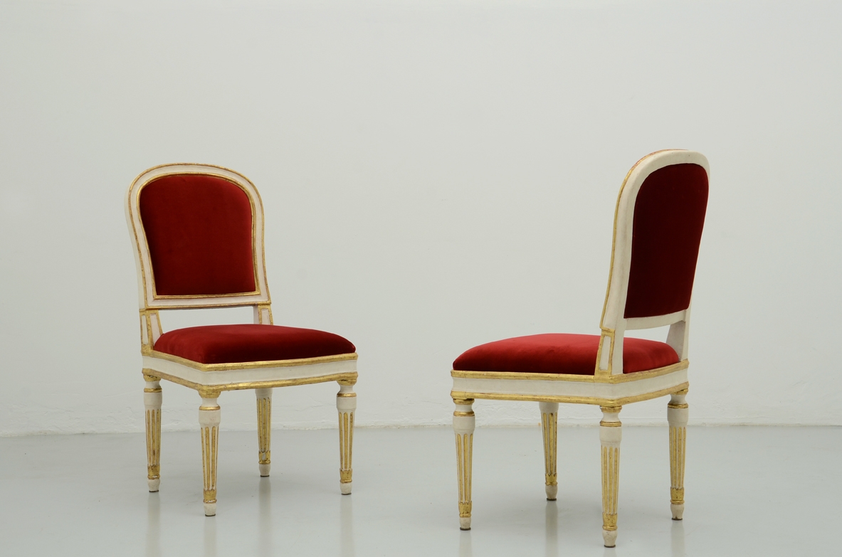 Quattro sedie in legno laccato e dorato con seduta e schienale rivestiti in velluto, provenienti dal teatro alla Scala di Milano, 1780ca.