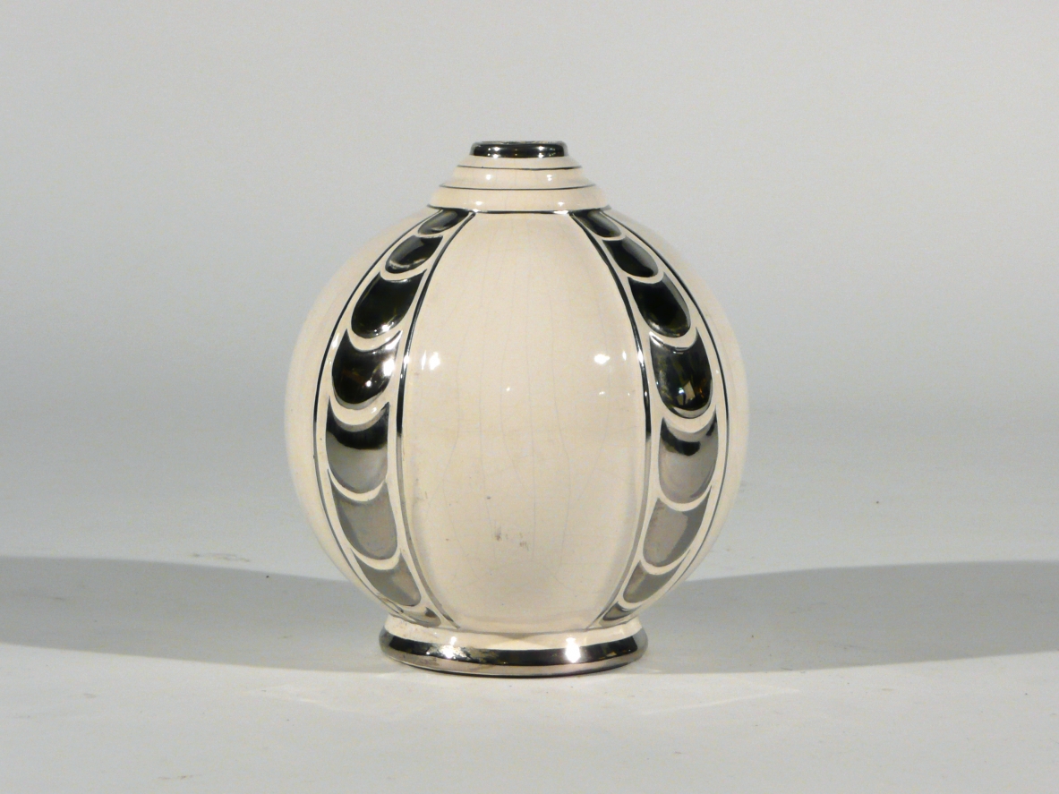 Vaso in ceramica con decorazioni in argento.  Francia 1930.