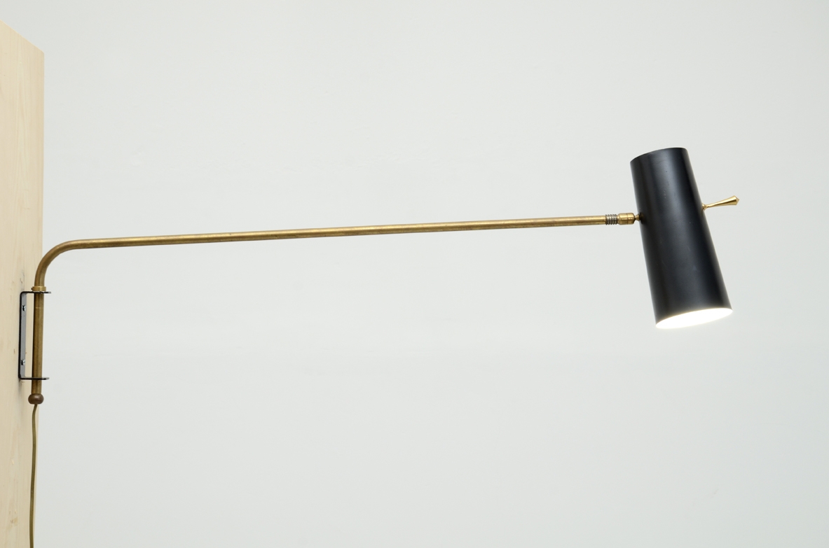 Lampada da parete con stelo in ottone e cappello regolabile laccato con bel dettaglio in ottone per muovere il cono, Francia 1950ca. Lampada da parete con stelo in ottone e cappello regolabile laccato con bel dettaglio in ottone per muovere il cono, Francia 1950ca.