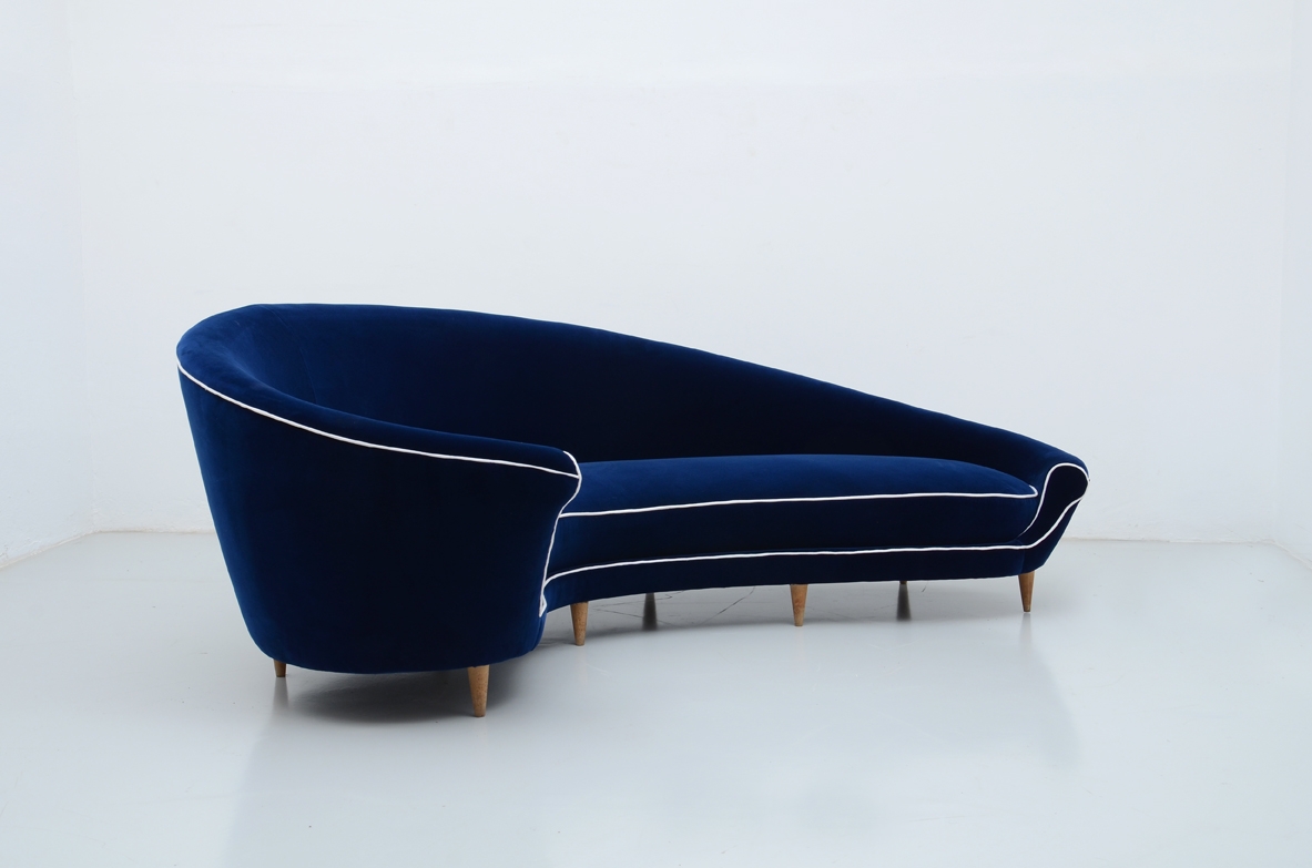 Fedrico Munari, grande divano curvilineo rivestito in velluto, 1950ca.