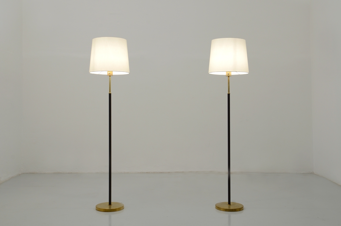 H.Agne Jakobsson, coppia di lampade con base e stelo in ottone, Svezia 1960ca. H.Agne Jakobsson, coppia di lampade con base e stelo in ottone, Svezia 1960ca.