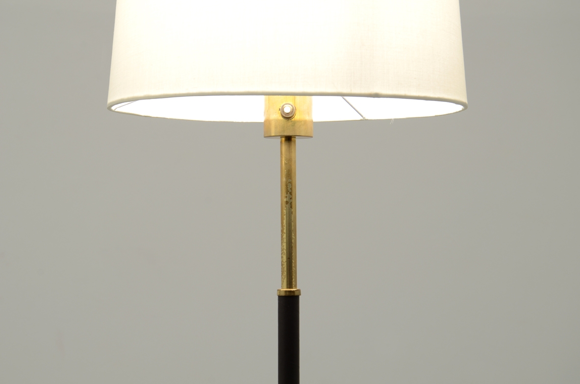 H.Agne Jakobsson, coppia di lampade con base e stelo in ottone, Svezia 1960ca H.Agne Jakobsson, coppia di lampade con base e stelo in ottone, Svezia 1960ca