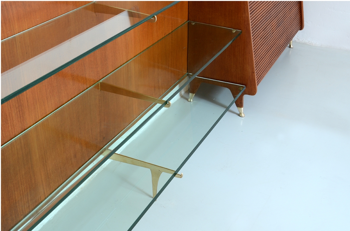 Guglielmo Ulrich, unique 1940's sideboard in light wood with thick crystal glass shelves and very nice bronze details.