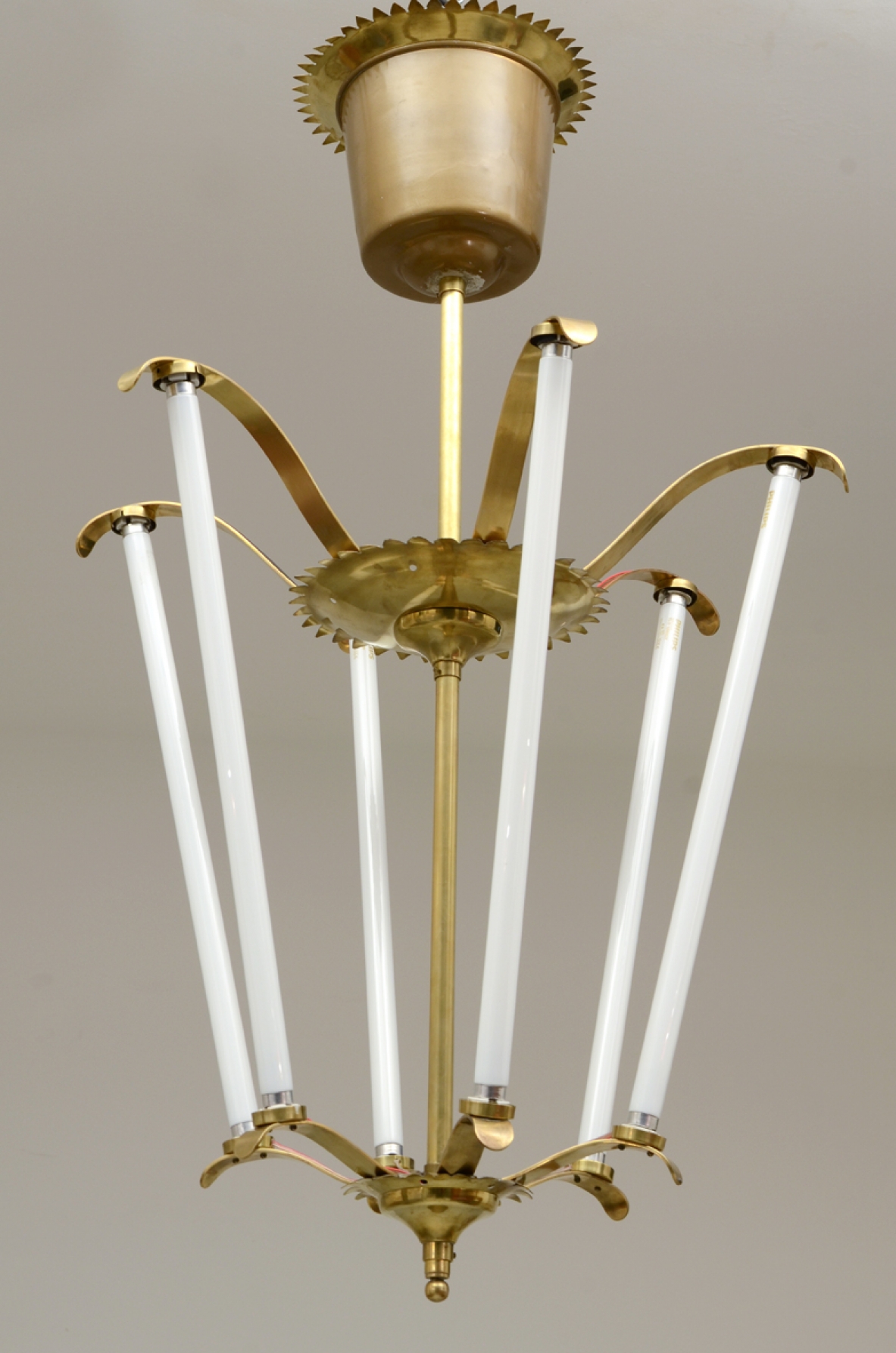 Grande lampadario in ottone a sei luci, Italia, 1950ca. Grande lampadario in ottone a sei luci, Italia, 1950ca.