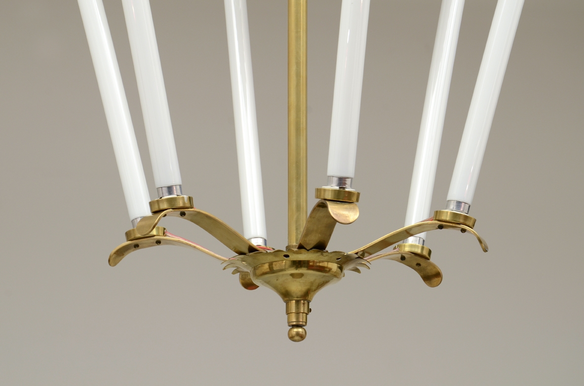 Grande lampadario in ottone a sei luci, Italia, 1950ca. Grande lampadario in ottone a sei luci, Italia, 1950ca.