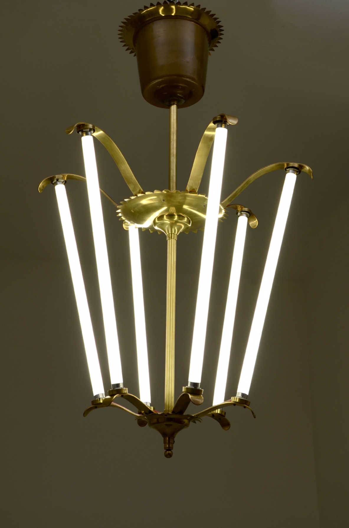 Grande lampadario in ottone a sei luci, Italia, 1950ca. Grande lampadario in ottone a sei luci, Italia, 1950ca.