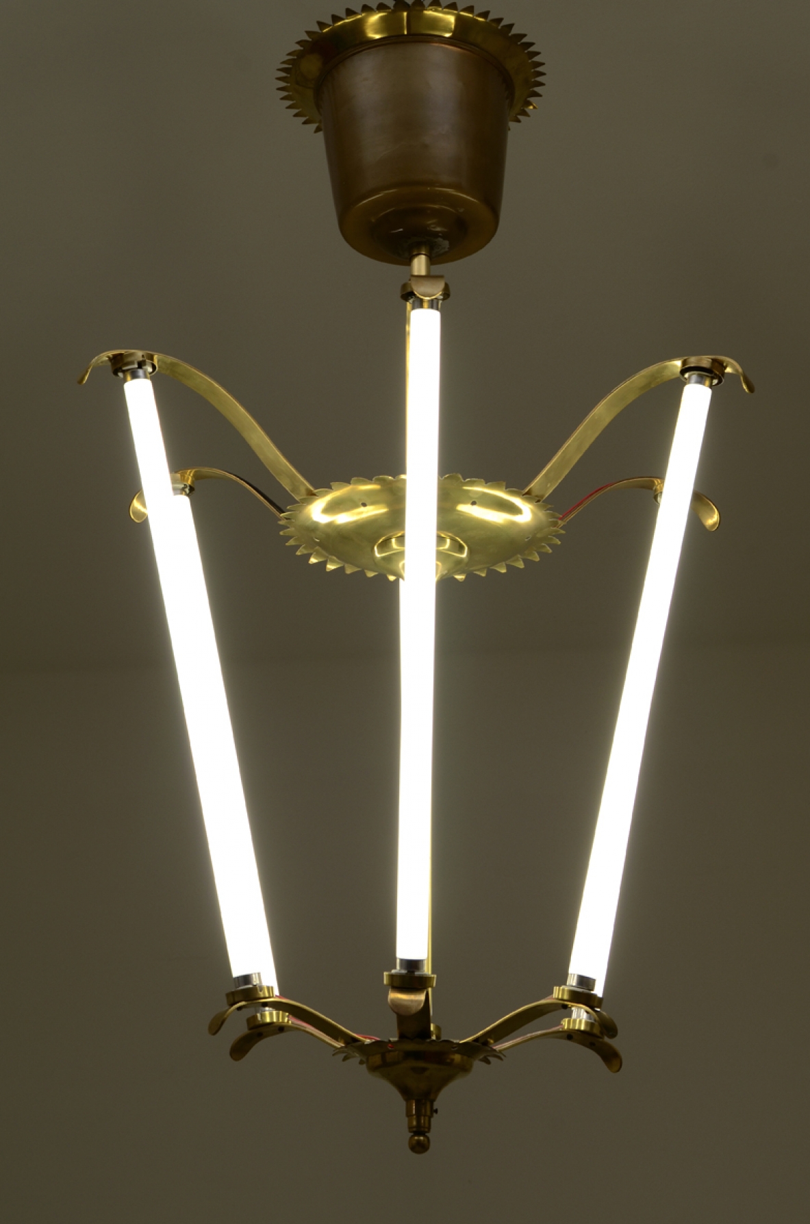 Grande lampadario in ottone a sei luci, Italia, 1950ca. Grande lampadario in ottone a sei luci, Italia, 1950ca.