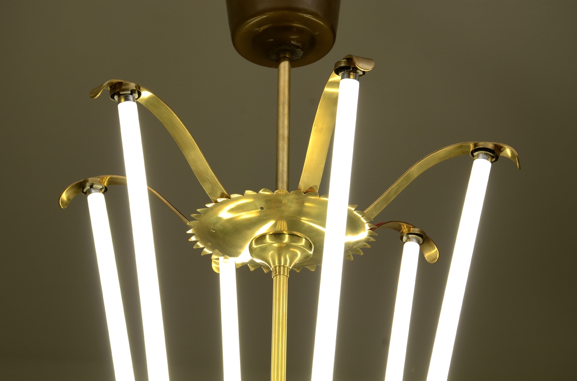 Grande lampadario in ottone a sei luci, Italia, 1950ca. Grande lampadario in ottone a sei luci, Italia, 1950ca.