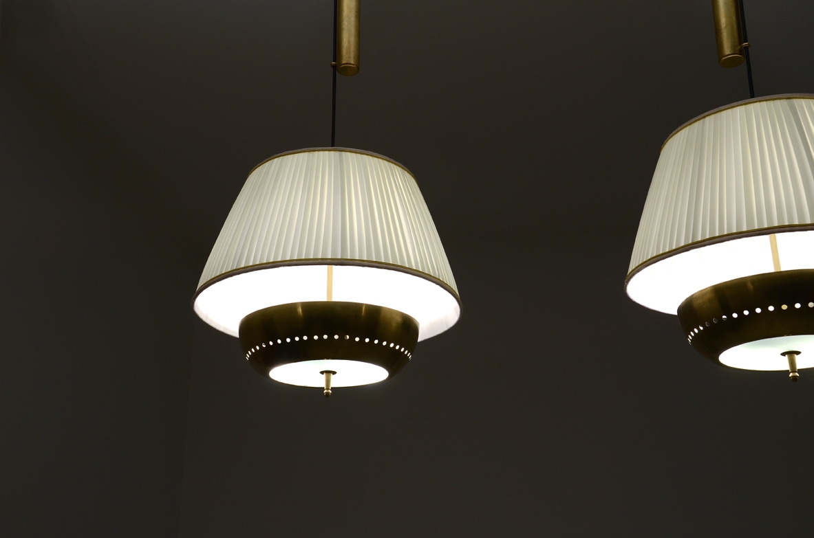 Gino Sarfatti, pair of very elegant adjustable ceiling lamps in brass with silk top, Arteluce 1940's.