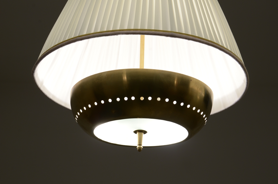 Gino Sarfatti, pair of very elegant adjustable ceiling lamps in brass with silk top, Arteluce 1940's.