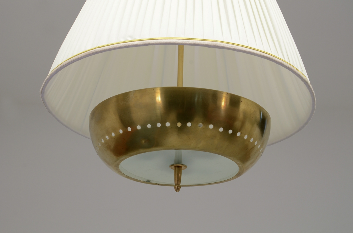 Gino Sarfatti, pair of very elegant adjustable ceiling lamps in brass with silk top, Arteluce 1940's.