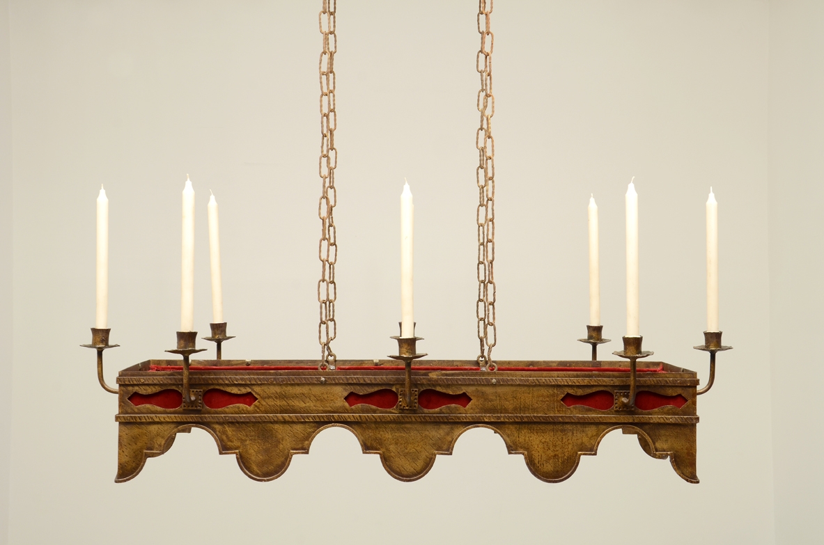 Lampadario in bronzo a otto candele, Italia 1930. Lampadario in bronzo a otto candele, Italia 1930.