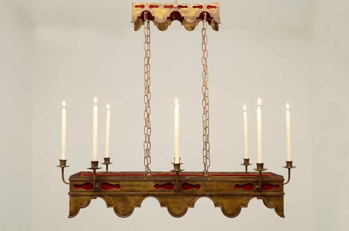 Lampadario in bronzo a otto candele, Italia 1930. Lampadario in bronzo a otto candele, Italia 1930.