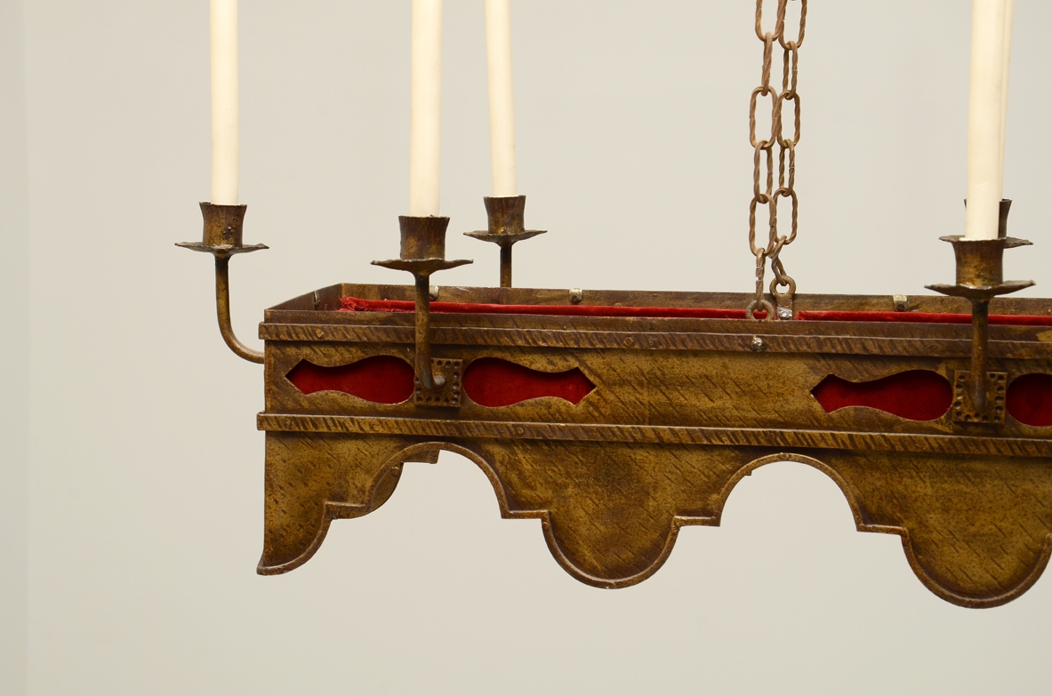Lampadario in bronzo a otto candele, Italia 1930. Lampadario in bronzo a otto candele, Italia 1930.