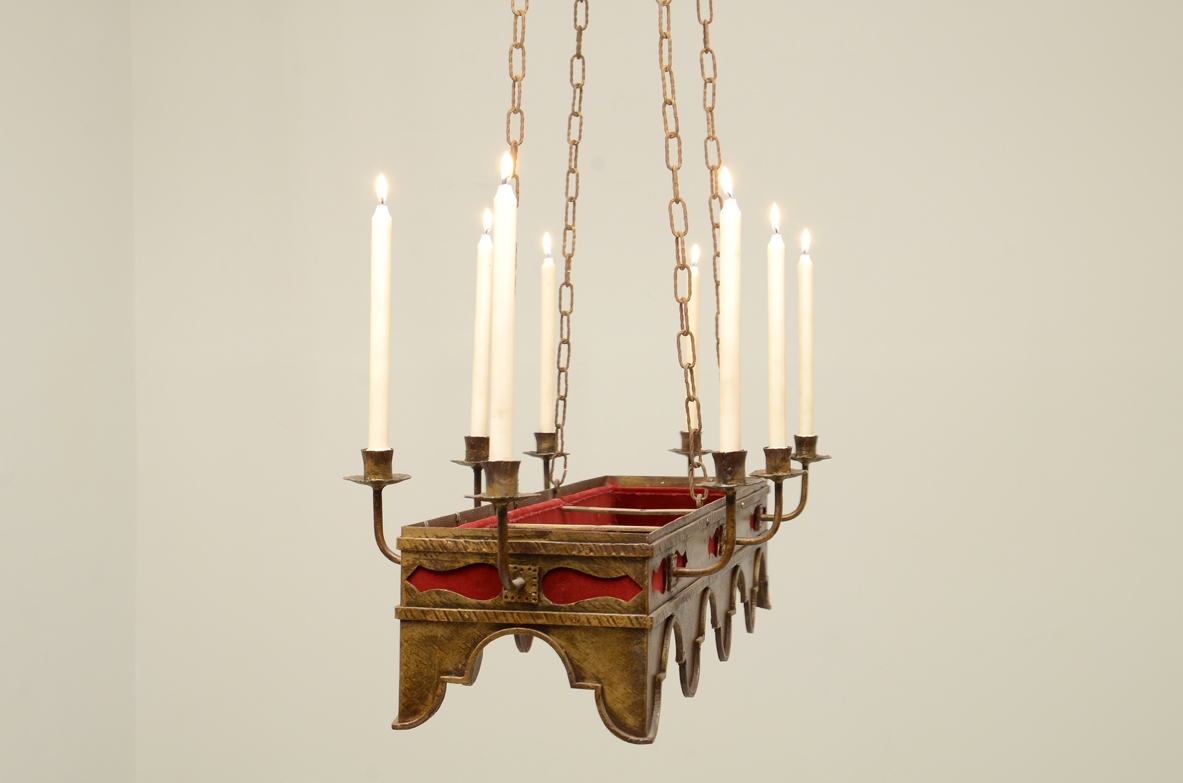 Lampadario in bronzo a otto candele, Italia 1930. Lampadario in bronzo a otto candele, Italia 1930.