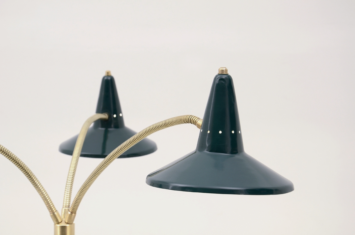 Stilnovo, lampada in ottone con tre cappelli, 1950ca. Stilnovo, lampada in ottone con tre cappelli, 1950ca.