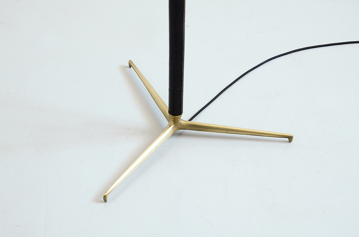 Gino Sarfatti, floor lamp in brass with leather stem, Arteluce 1950ca.