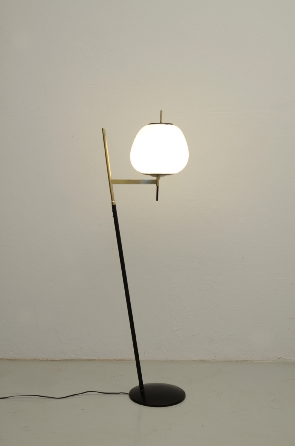 Arredoluce, piantana in metallo e ottone, 1950ca. Arredoluce, piantana in metallo e ottone, 1950ca.