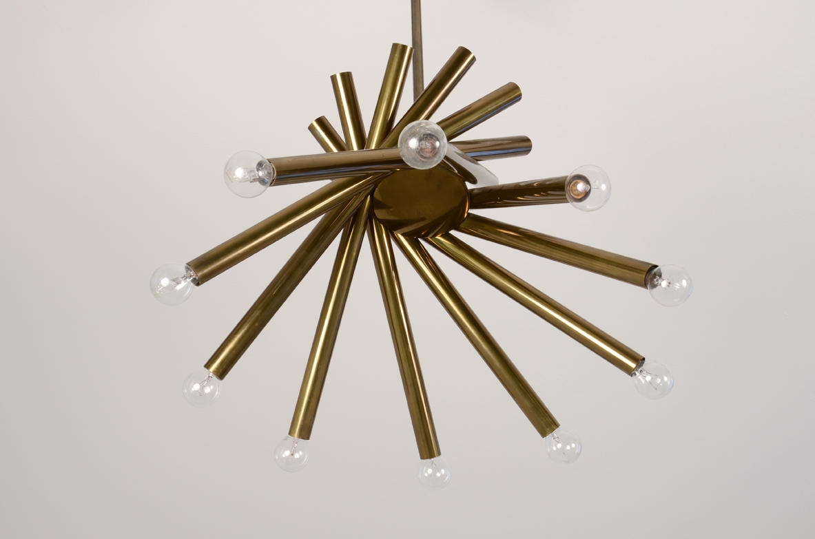 Stilnovo, rara coppia di lampadari anni 60 in ottone a dieci luci. Stilnovo, rara coppia di lampadari anni 60 in ottone a dieci luci.